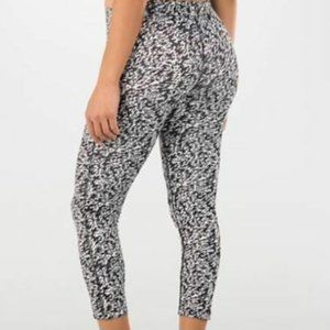 Nike Essential Tight Fit Crop Leggings XS Black White